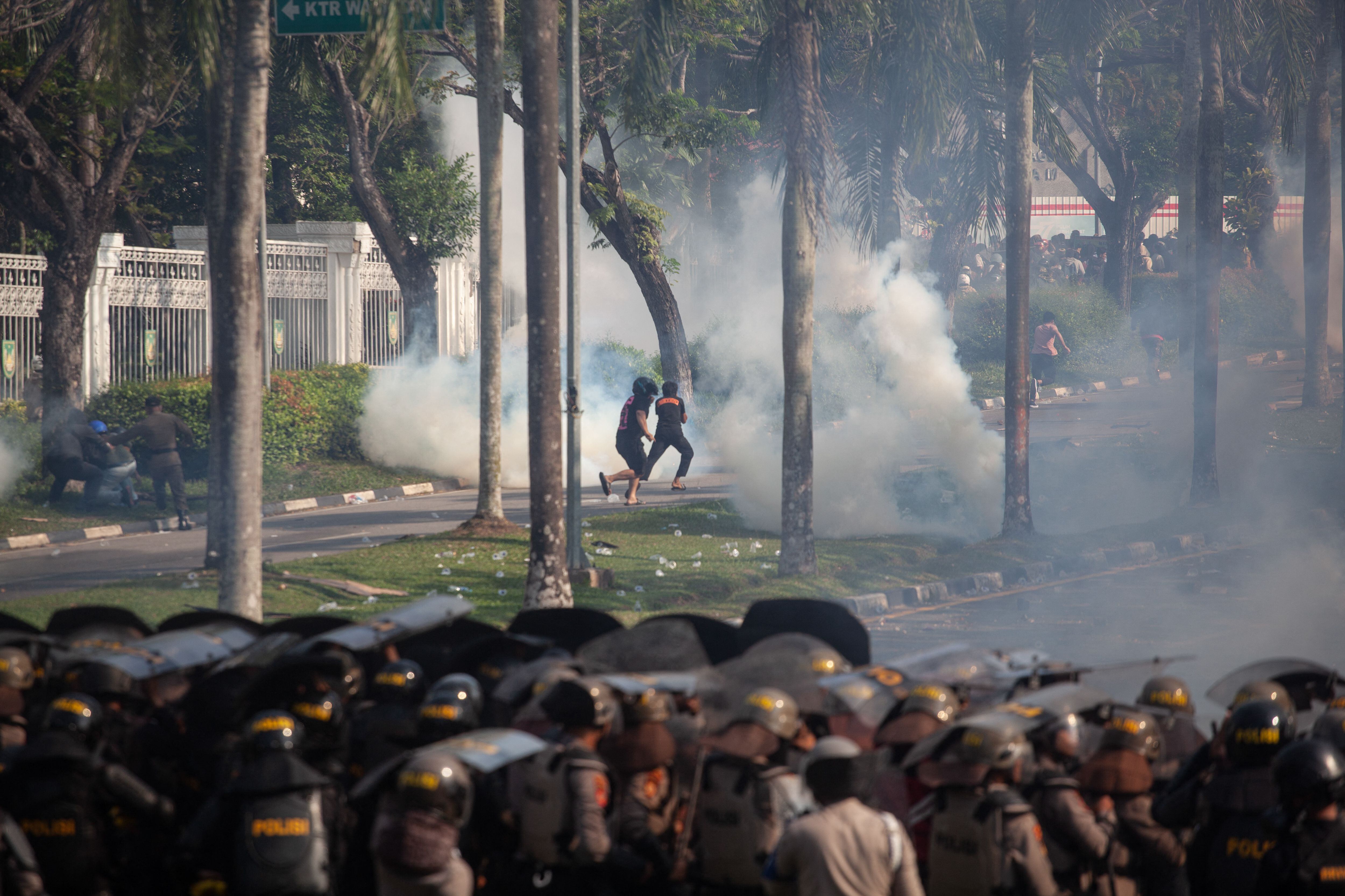La policía reprimió a los manifestantes, que consiguieron ganar tiempo (AFP)
