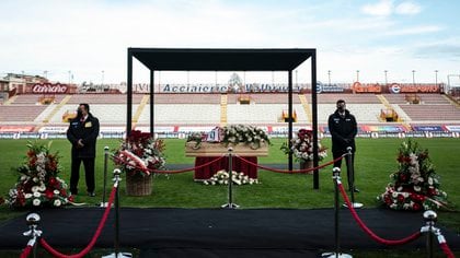 También hubo una ceremonia en el Estadio Romeo Menti de Vicenza para que los fanáticos puedan despedir a Paolo Rossi (AFP)