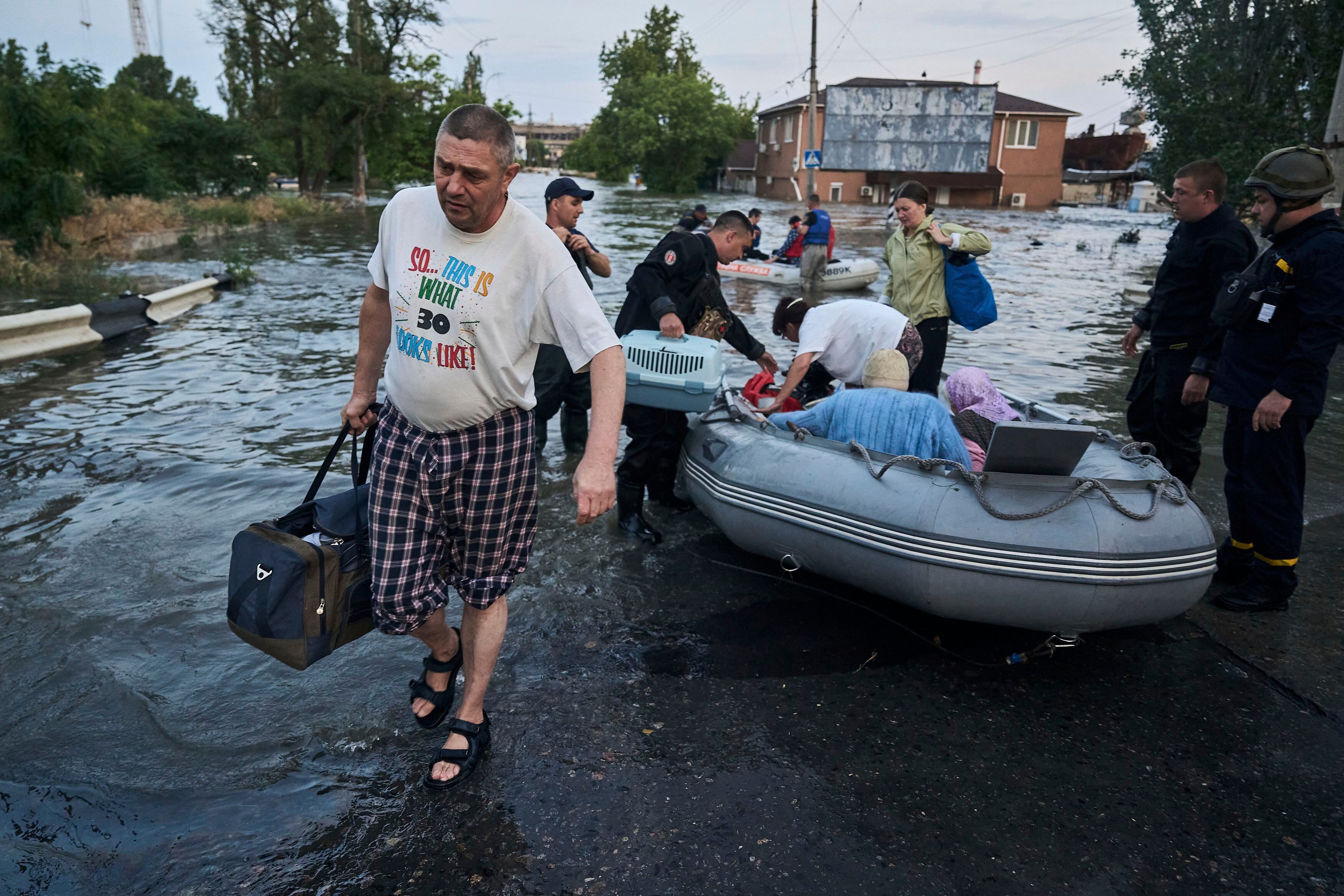 Las inundaciones provocadas por el derrumbe de una represa seguían empeorando el miércoles en el sur de Ucrania, donde cientos de personas se vieron obligadas a huir de sus hogares en una gran operación de emergencia que daba una nueva y dramática magnitud a la guerra iniciada por Rusia hace más de 15 meses.