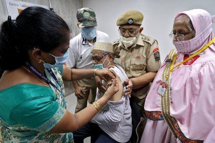 Un hombre recibe una dosis de COVISHIELD, una vacuna contra la enfermedad del coronavirus (COVID-19) fabricada por el Instituto de Suero de la India, en un centro de vacunación en Mumbai, India
