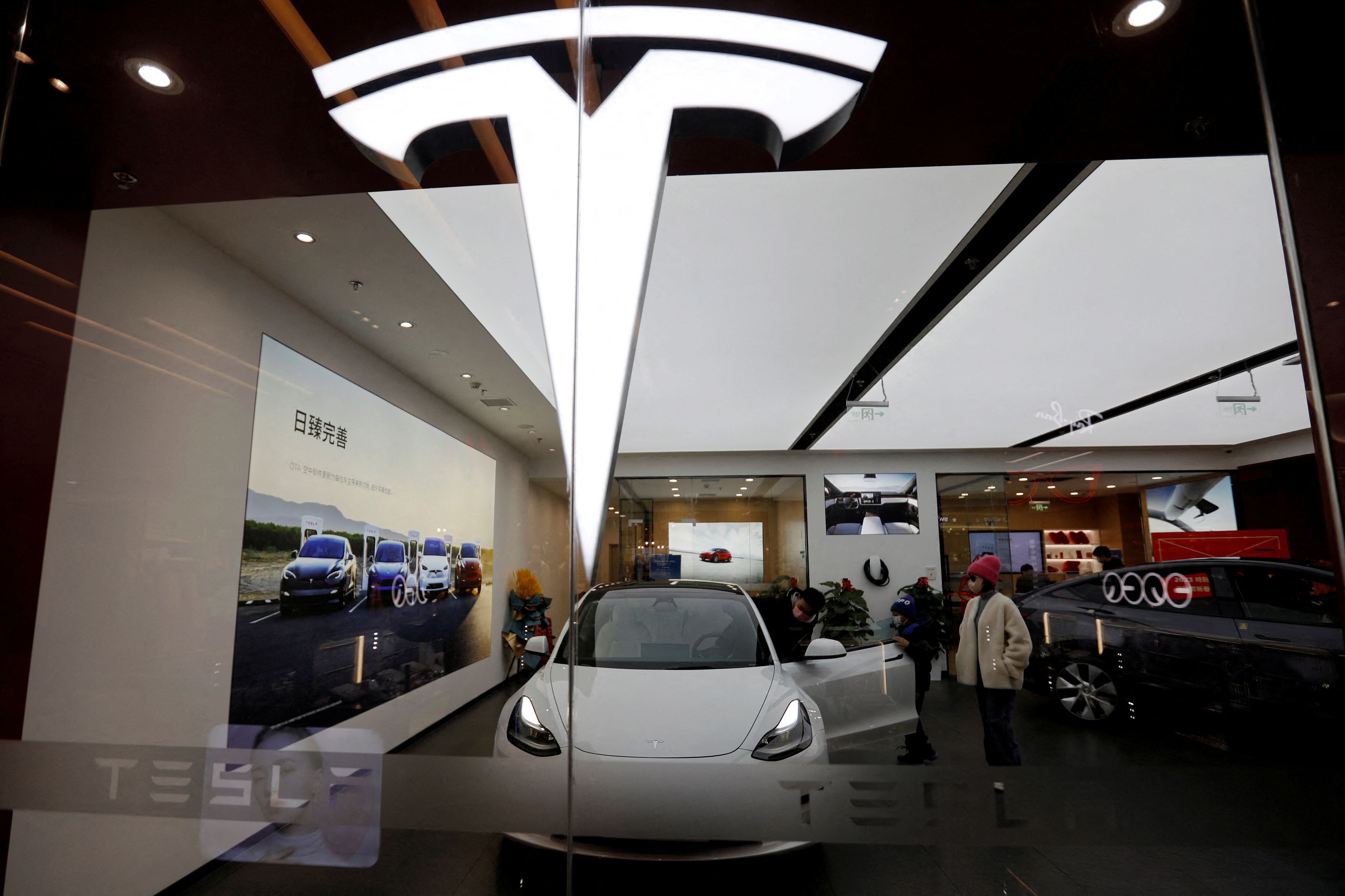 Los puntos de venta de Tesla se multiplicaron en todo el mundo desarrollado y lograron vender más autos que los dos modelos insignia de Toyota. REUTERS/Florence Lo