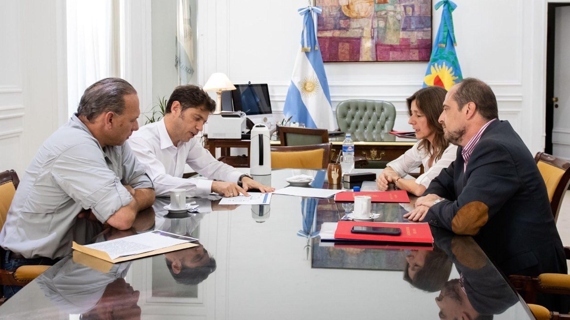 El gobernador Axel Kicillof y el ministro de Seguridad Sergio Berni, coordinaron en la provincia de buenos Aires, con el jefe de la policía bonaerense, Daniel García, el operativo "Covid-19. Las fuerzas Armadas prestan ayuda a esa fuerza de seguridad durante el despliegue.