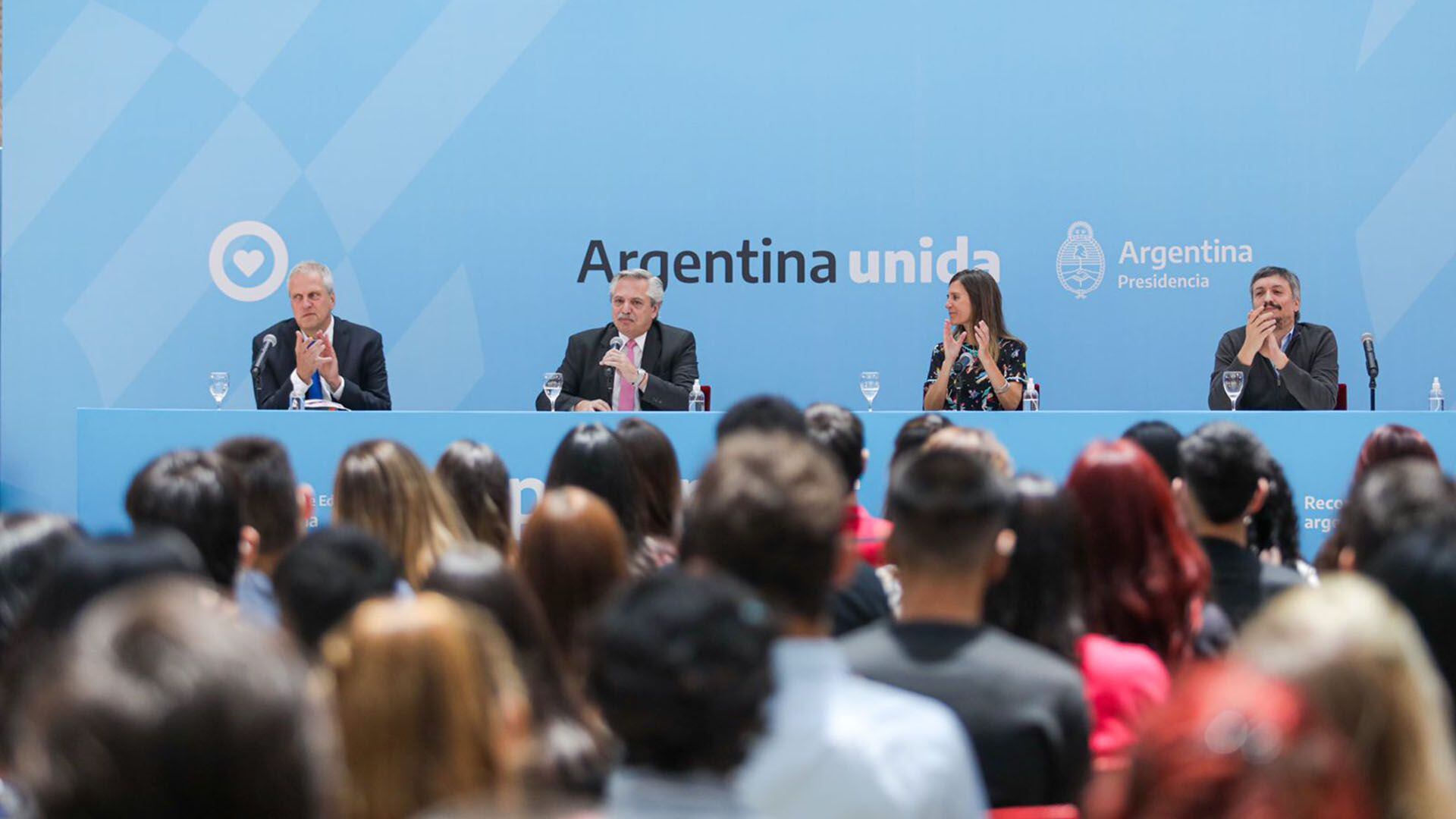 El presidente Alberto Fernández presentando la ampliación de las becas Progresar.