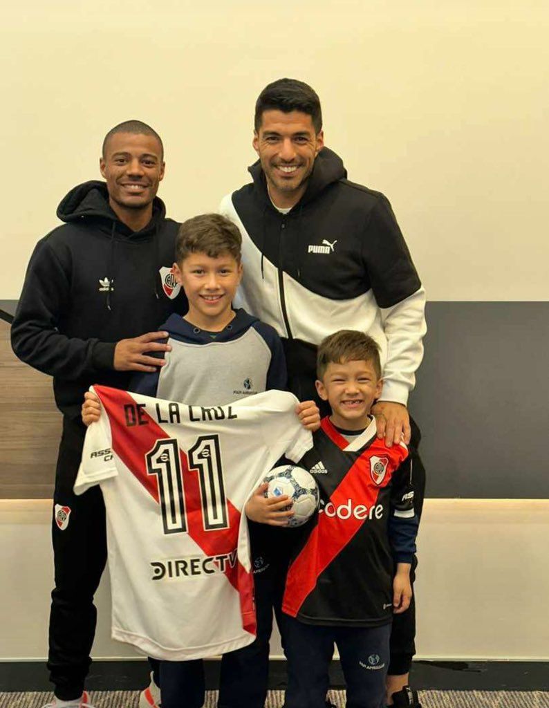 Nicolás De La Cruz le regaló su camiseta a los hijos de Luis Suárez. El delantero de Gremio fue a visitar al plantel de River en Porto Alegre (Twitter)