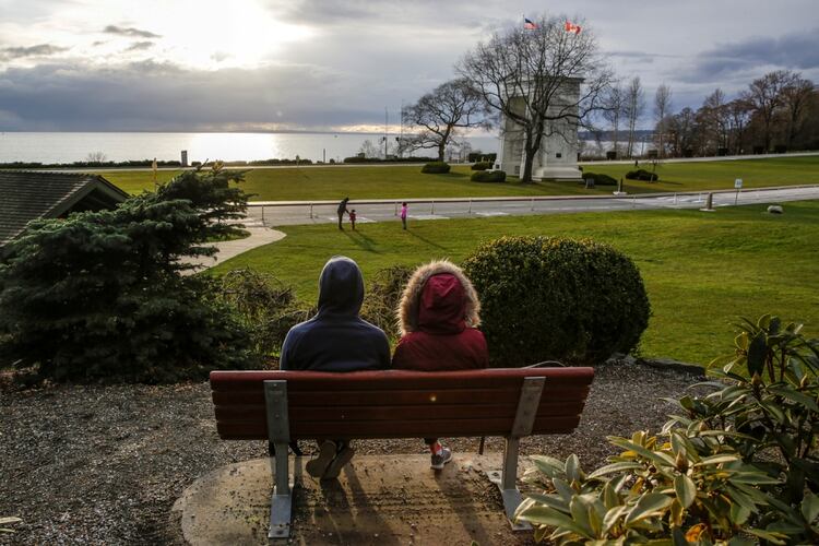 Una pareja sentada en una plaza del estado de Washington (Reuters)