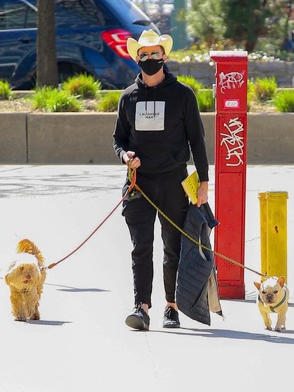 Hugh Jackman salió a caminar por las calles de Nueva York y aprovechó para pasear a sus mascotas. El actor, que llevó a sus perros de la correa, lució un sombrero de cowboy, lentes de sol, tapabocas y un buzo estampado