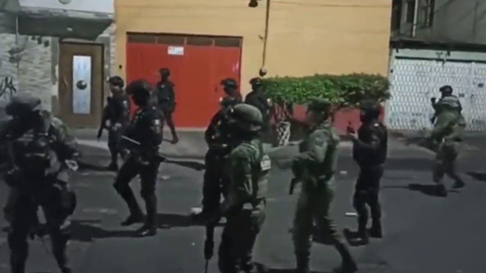 Agresión a policías de la SCC y Guardia Nacional durante cateo en Peñón de los Baños (Especial)