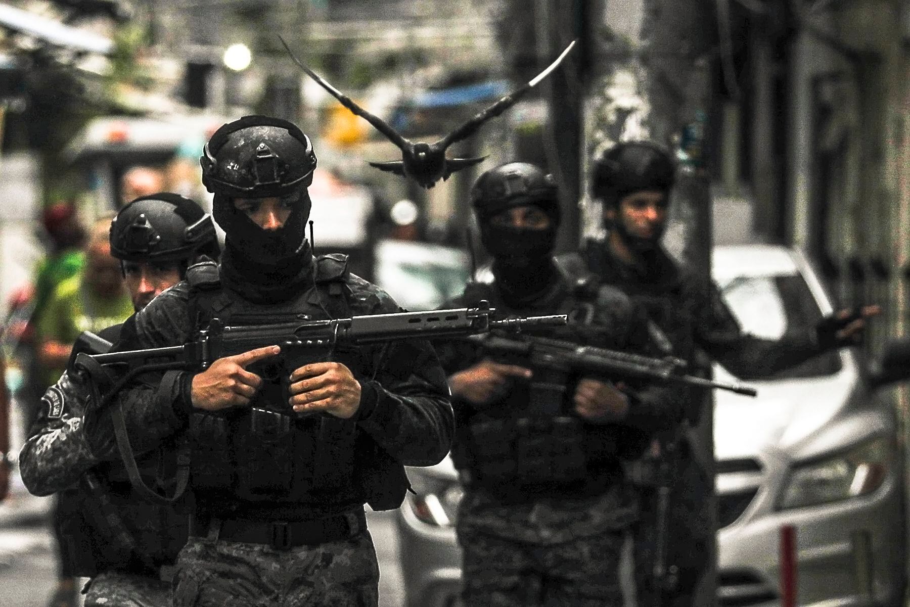 Un grupo de policías fue registrado durante un operativo contra las bandas criminales, en la Favela de Maré, en la zona norte de la ciudad de Río de Janeiro (Brasil). EFE/Antonio Lacerda