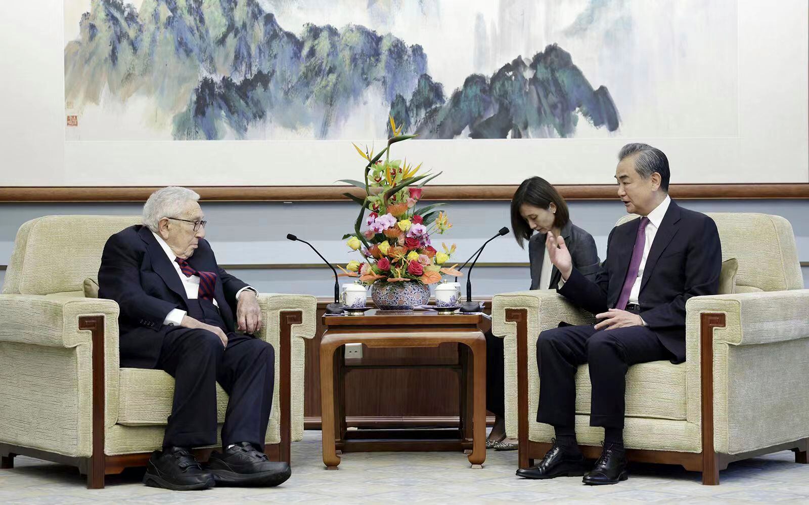 El exsecretario de Estado Henry Kissinger, a la izquierda, se reúne con el consejero de Estado chino Wang Yi en Beijing. (Ministerio de Relaciones Exteriores de la República Popular China vía AP )
