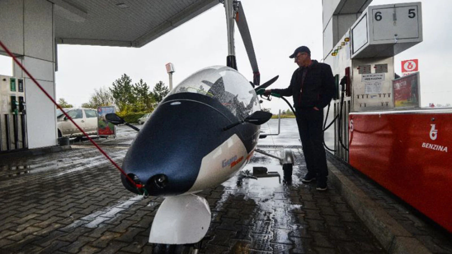 Pavel Brezina cargando gasolina a su GyroDrive