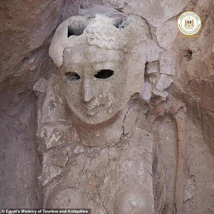 Dentro de las tumbas había varias momias y, aunque los restos se han deteriorado desde entonces, las máscaras funerarias de piedra siguen intactas.