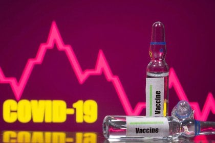 FOTO DE ARCHIVO: Dos ampollas médicas con la etiqueta "Vacuna" en inglés frente a un fondo en el que se lee "COVID-19" en esta fotografía de ilustración tomada el 9 de septiembre de 2020. REUTERS/Dado Ruvic
