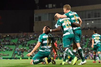  Santos Laguna informó que 15 futbolistas fueron contagiados con la enfermedad (Foto: EFE)