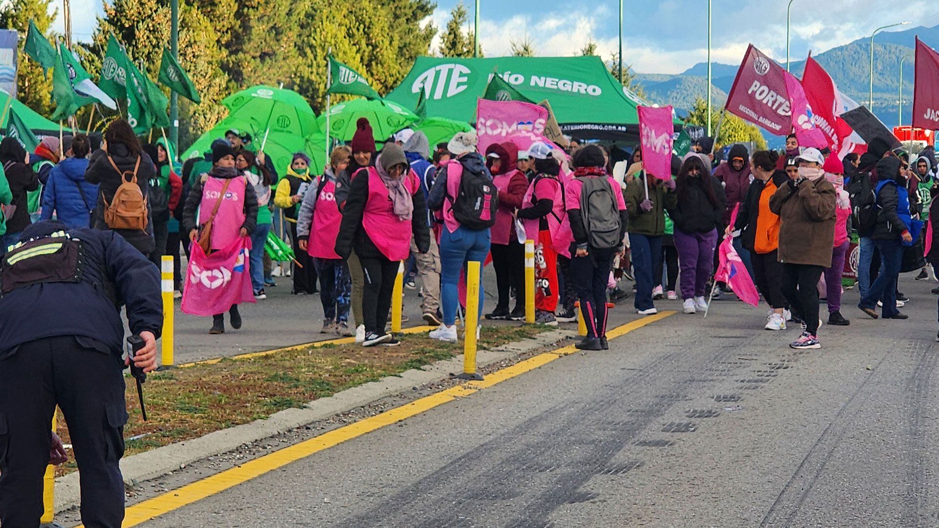 Agrupaciones sindicales se movilizan en Bariloche para repudiar la visita de Javier Milei