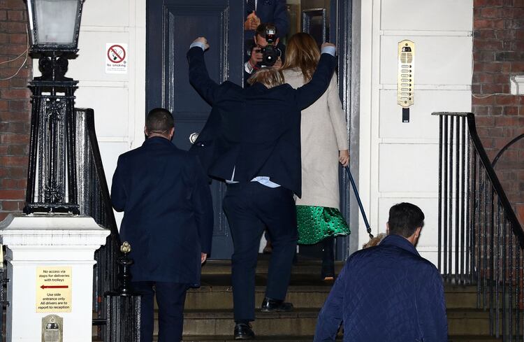 Johnson celebra al llegar a la sede del Partido Conservador tras las elecciones generales (REUTERS/Hannah McKay)