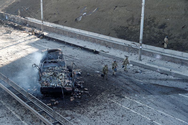 Militares ucranianos caminan junto a un vehículo dañado, en el lugar de un combate con tropas rusas, luego de que Rusia lanzó una gran operación militar contra Ucrania, en Kiev (REUTERS/Valentyn Ogirenko)