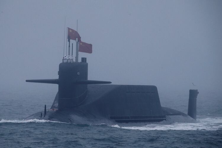 Uno de los nuevos submarino nucleares de la Armada china exhibidos durante el desfile militar para conmemorar el septuagésimo aniversario de la fundación de la Armada Popular de Liberación, este martes, en la ciudad oriental de Quingdao (EFE/ Wu Hong)