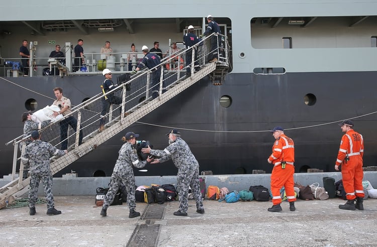 Arribo de evacuados en el buque MV Sycamore, puerto de Hastings, Victoria, Australia (via REUTERS)