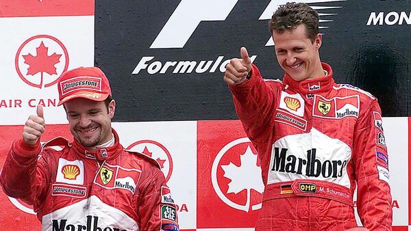 Michael Schumacher junto a Rubens Barrichello tras el Gran Premio de la Fórmula Uno de Montreal disputado en 2000