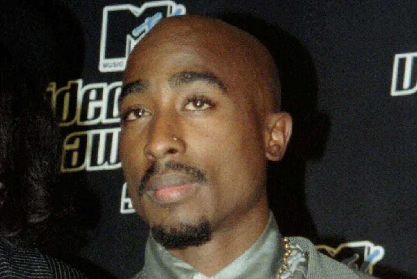 El rapero Tupac Shakur durante la entrega de premios MTV Music Video Awards en 1996, antes de que lo asesinaran. (Créditos: Reuters)