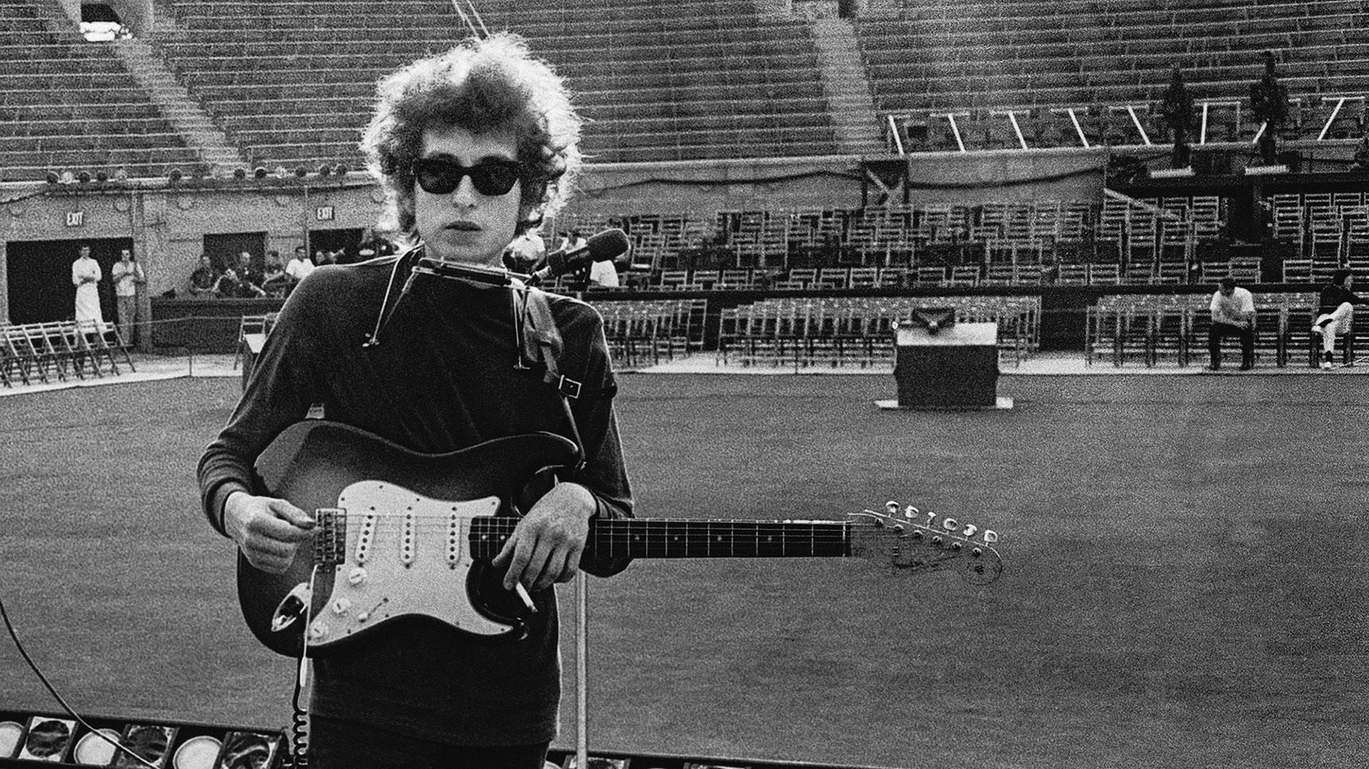 Bob Dylan, a mediados de los años 60, cuando "electrificó" su sonido y generó controversia entre sus fans