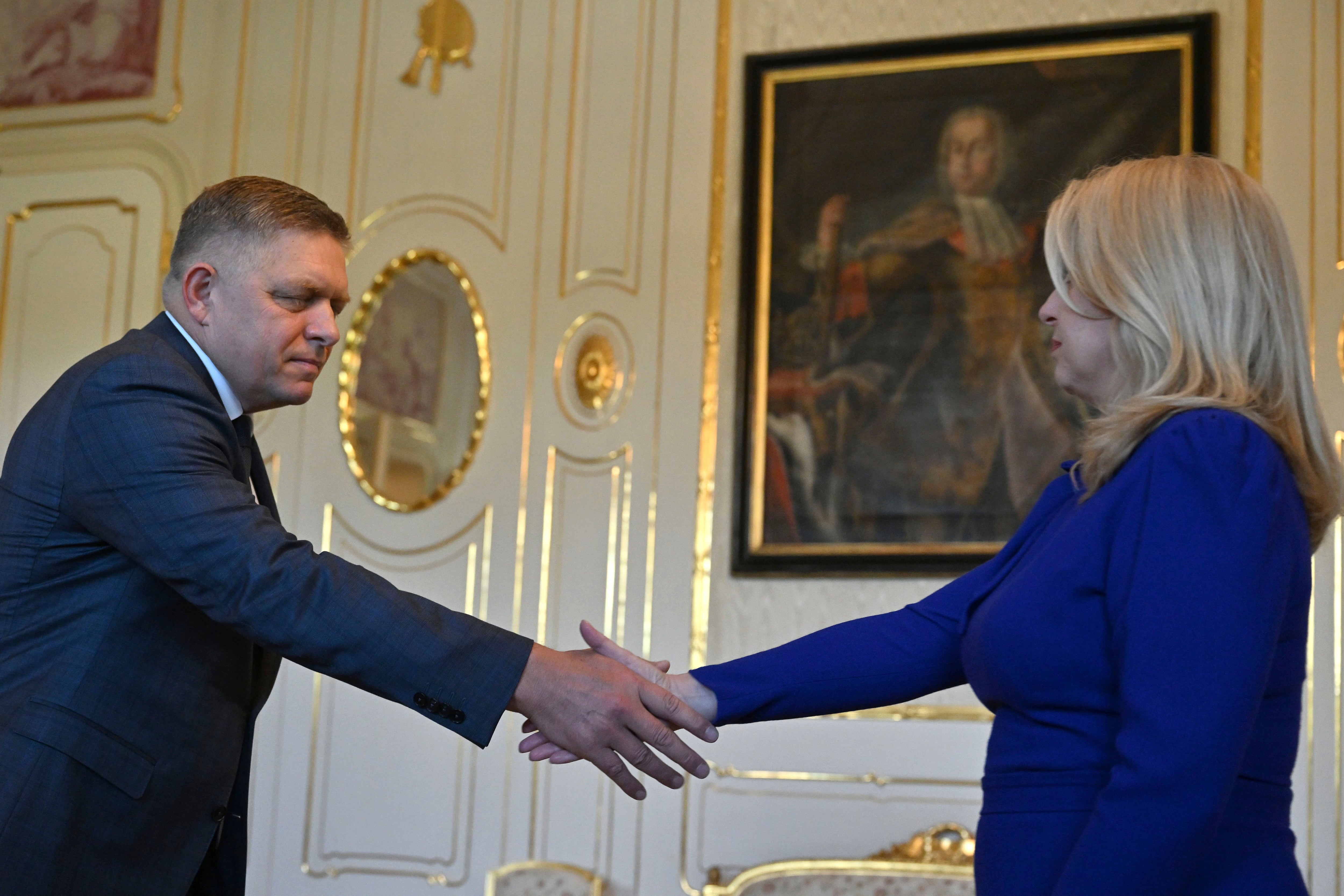 La presidenta de Eslovaquia, Zuzana Caputova, estrecha la mano de Robert Fico, líder del partido Smer, en Bratislava, Eslovaquia, el lunes (Vaclav Salek/CTK vía AP)
