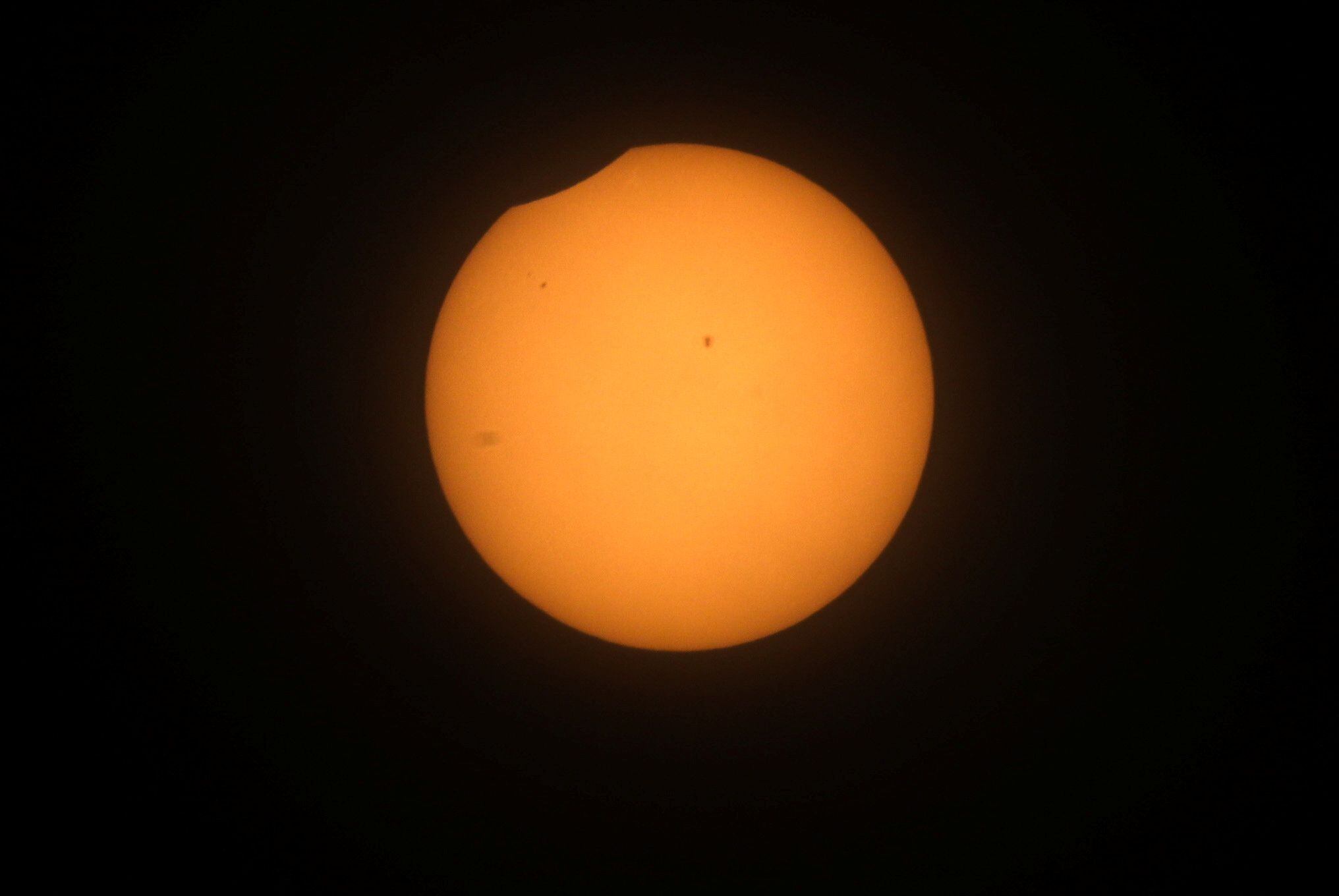 Los eclipses solares totales son eventos impresionantes que transforman temporalmente el día en noche, permitiendo valiosas observaciones astronómicas /REUTERS/Henry Romero