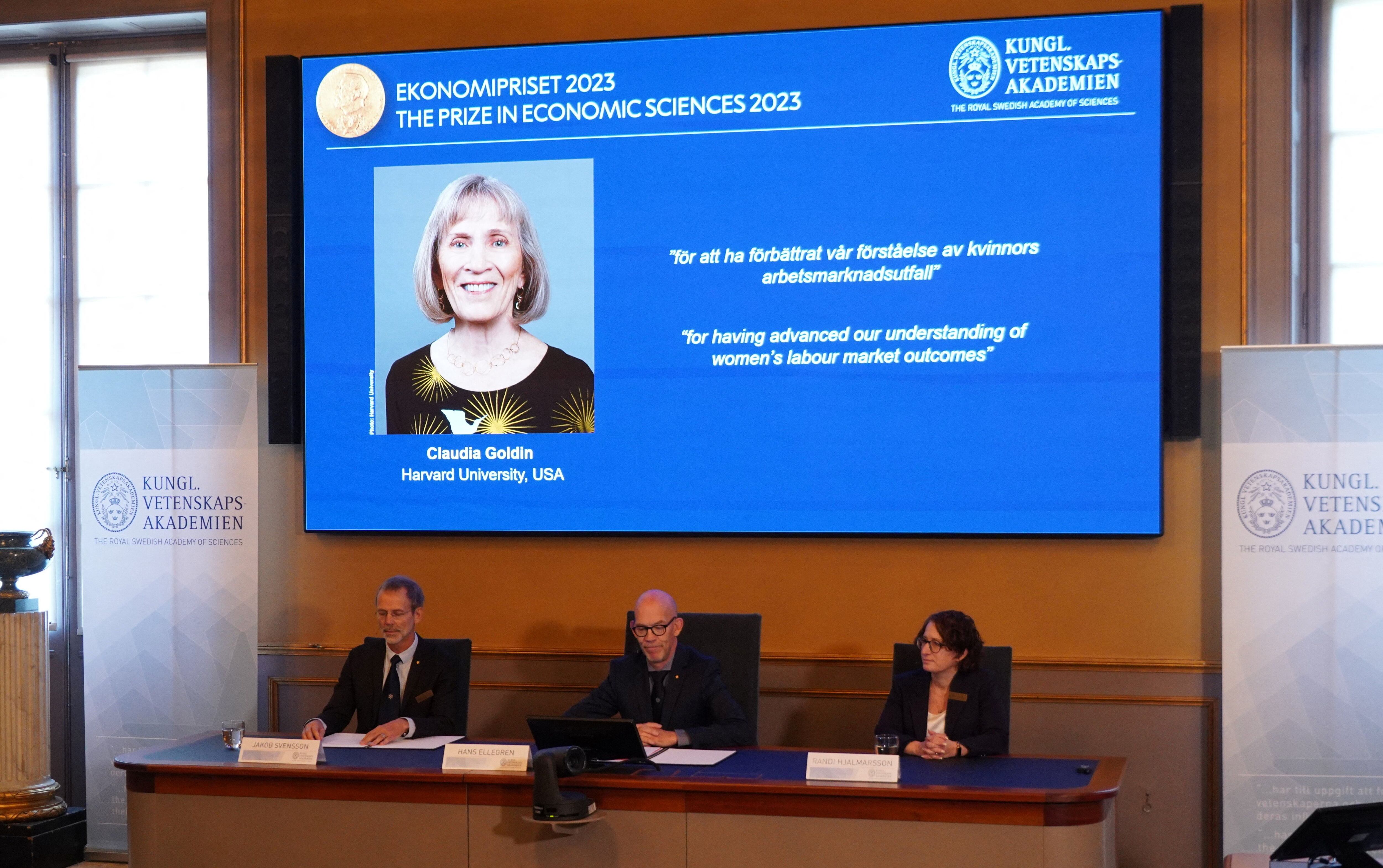 Hans Ellegren, Secretario Permanente de la Real Academia Sueca de las Ciencias, anuncia el Premio Nobel de Ciencias Económicas 2023, que recayó en Claudia Goldin, durante una rueda de prensa en la Real Academia Sueca de las Ciencias en Estocolmo, Suecia (Reuters)