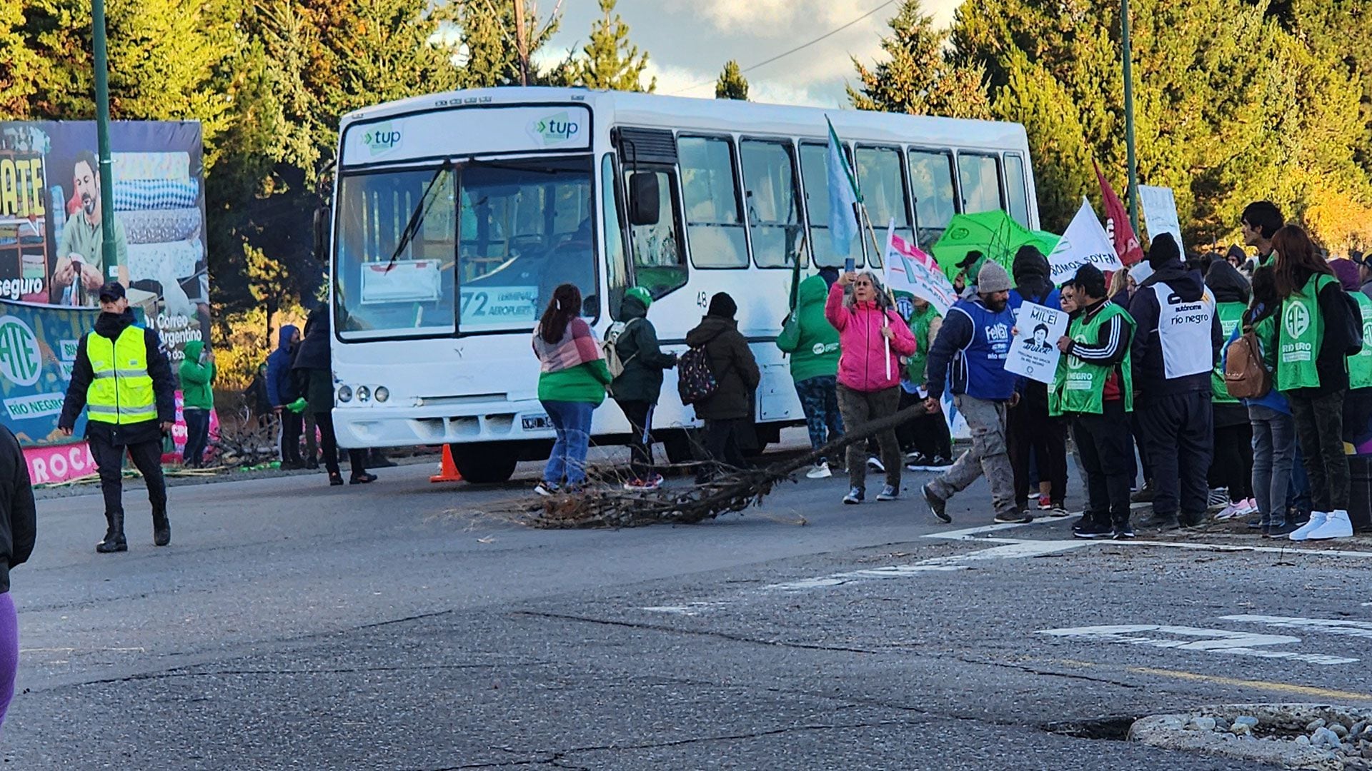 Agrupaciones sindicales se movilizan en Bariloche para repudiar la visita de Javier Milei