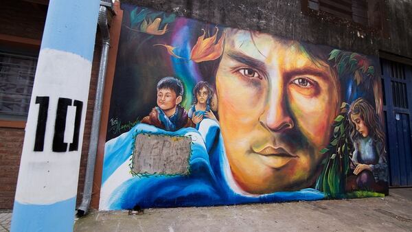 La cara de Messi y el 10 en el poste, una imagen que quedará inmortalizada en las calles rosarinas