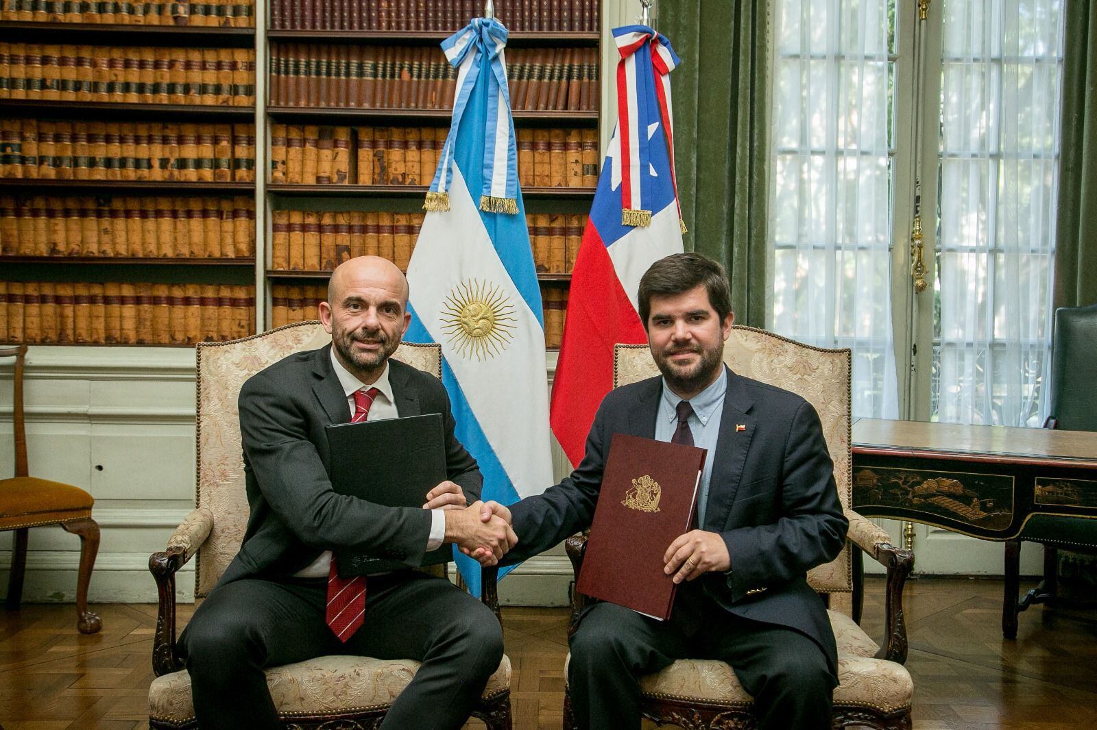 firma del memorándum entre Argentina y Chile para ampliar la oferta de vuelos y conectividad