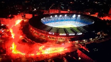 Una marea roja rodeó al San Paolo (próximamente Estadio Diego Armando Maradona) tras su muerte