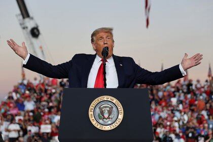 El presidente de los Estados Unidos, Donald Trump, habla en un mitin de campaña en Sanford, Florida, Estados Unidos, el 12 de octubre de 2020. REUTERS / Jonathan Ernst