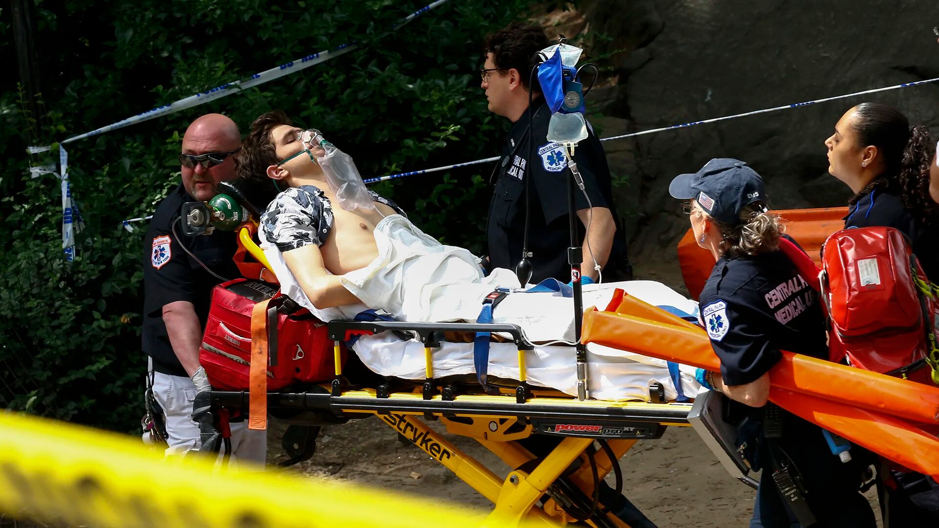 El hombre gravemente herido en el Central Park fue trasladado de urgencia hacia un hospital. (AFP)