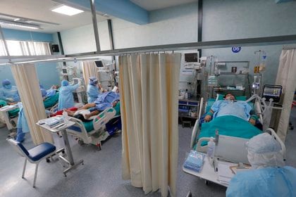 Trabajadores de la salud atienden nuevos pacientes covid-19 dentro de la Unidad de Cuidados Intensivos del Hospital Alberto Sabogal en el Callao (Perú). EFE/ Luis Ángel González/Archivo

