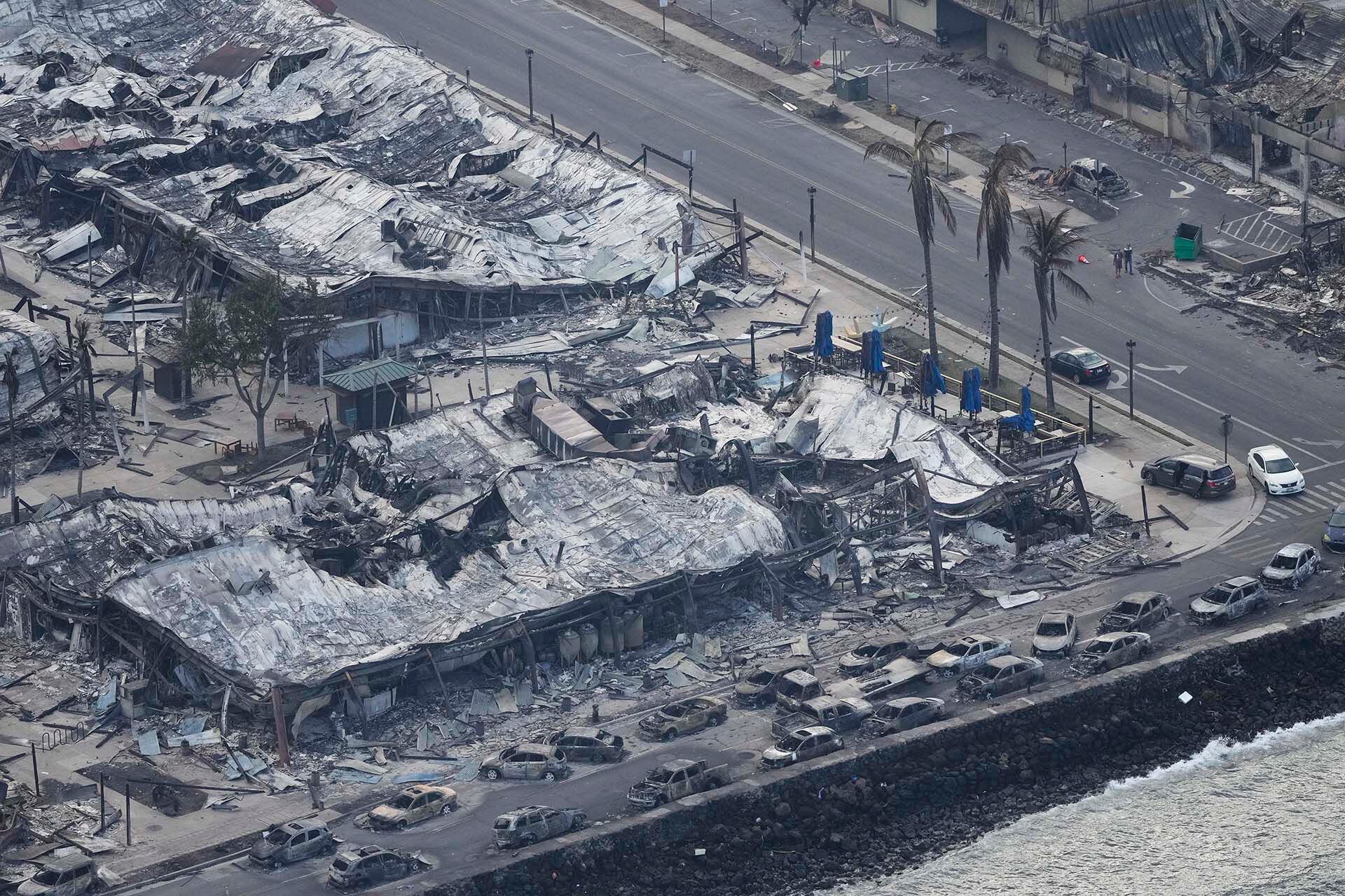 El gobernador Josh Green advirtió que el número de muertos probablemente aumentará a medida que continúen las operaciones de búsqueda y rescate. También dijo que a los residentes de Lahaina se les permitiría regresar el viernes para revisar su propiedad y que las personas también podrán salir para obtener agua y acceder a otros servicios (AP Photo/Rick Bowmer)