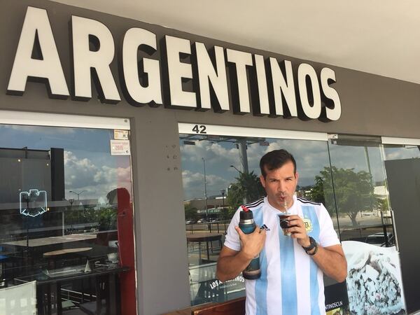 Rodrigo Latorre en la puerta de su local que se convirtió en el punto de reunión de la comunidad argentina en Culiacán