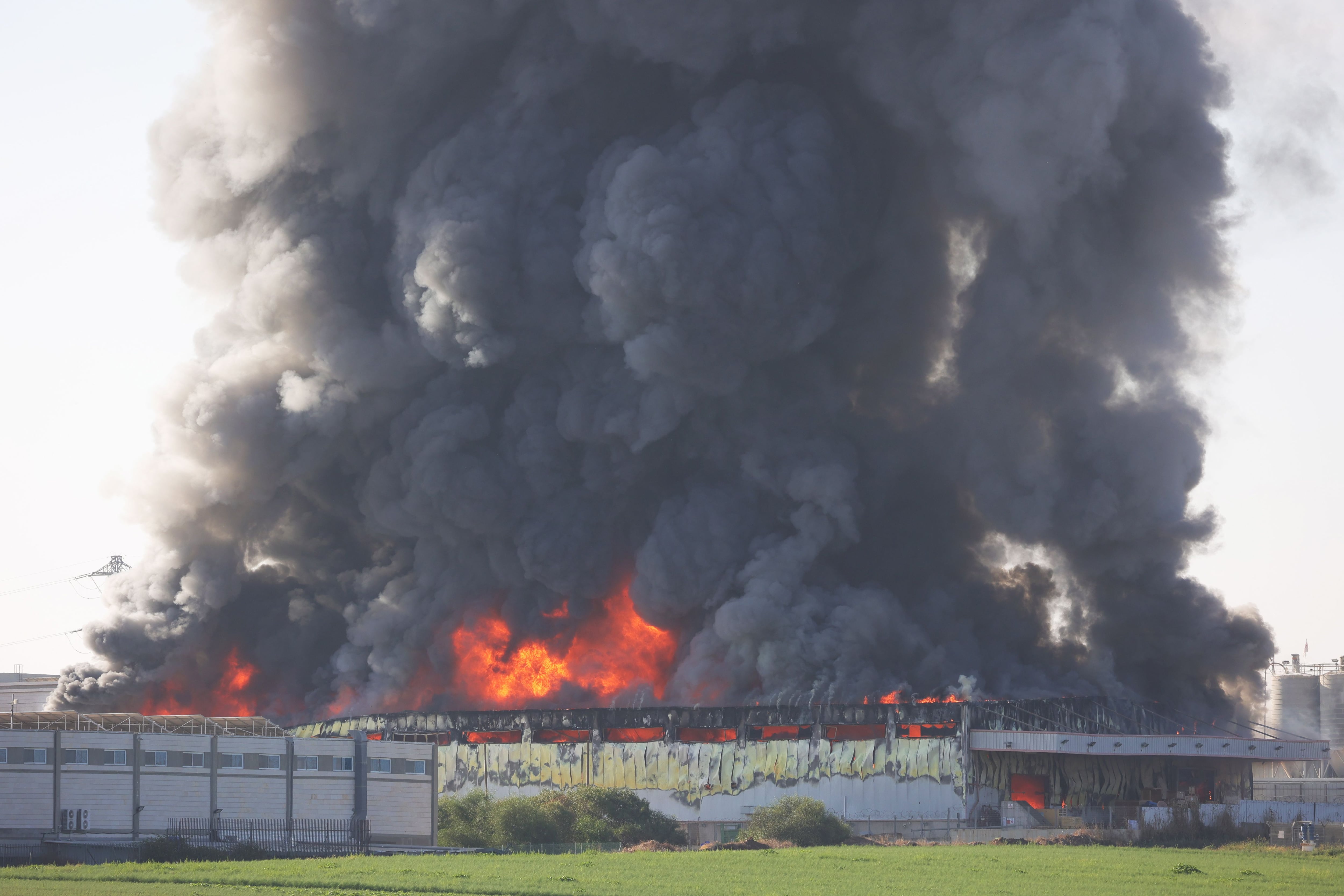 Una estructura en llamas tras un impacto directo en la ciudad israelí de Gedera tras el lanzamiento de cohetes hoy desde Gaza. EFE/EPA/ABIR SULTAN
