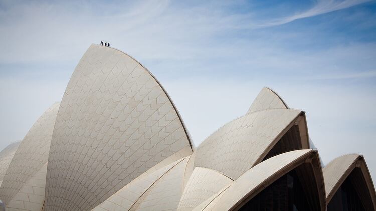 La Ópera de Sydney fue diseñada por el arquitecto danés Jørn Utzon , después de que su diseño ganara un concurso en 1957. Este proyecto altamente controvertido en ese momento llegó a definir Australia (Shutterstock)