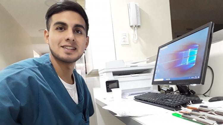 Lautaro Guzmán tiene 22 años y se recibió de enfermero profesional en 2017. Hace un año trabaja en el área de Unidad Coronaria de la Clínica Avellaneda: ingresa a las ocho de la noche y se retira a las seis de la mañana