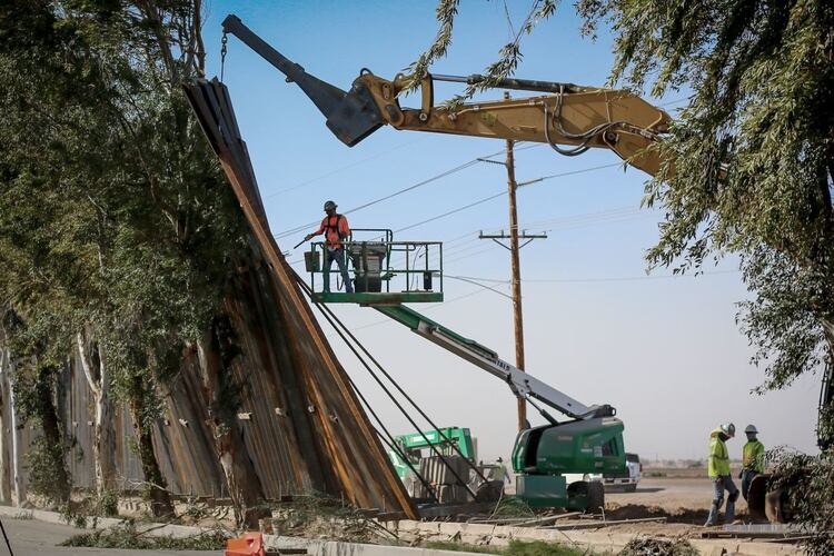 Colapsa por el viento nuevo muro fronterizo en Mexicali (Foto: Cuartoscuro/Saúl Martínez)