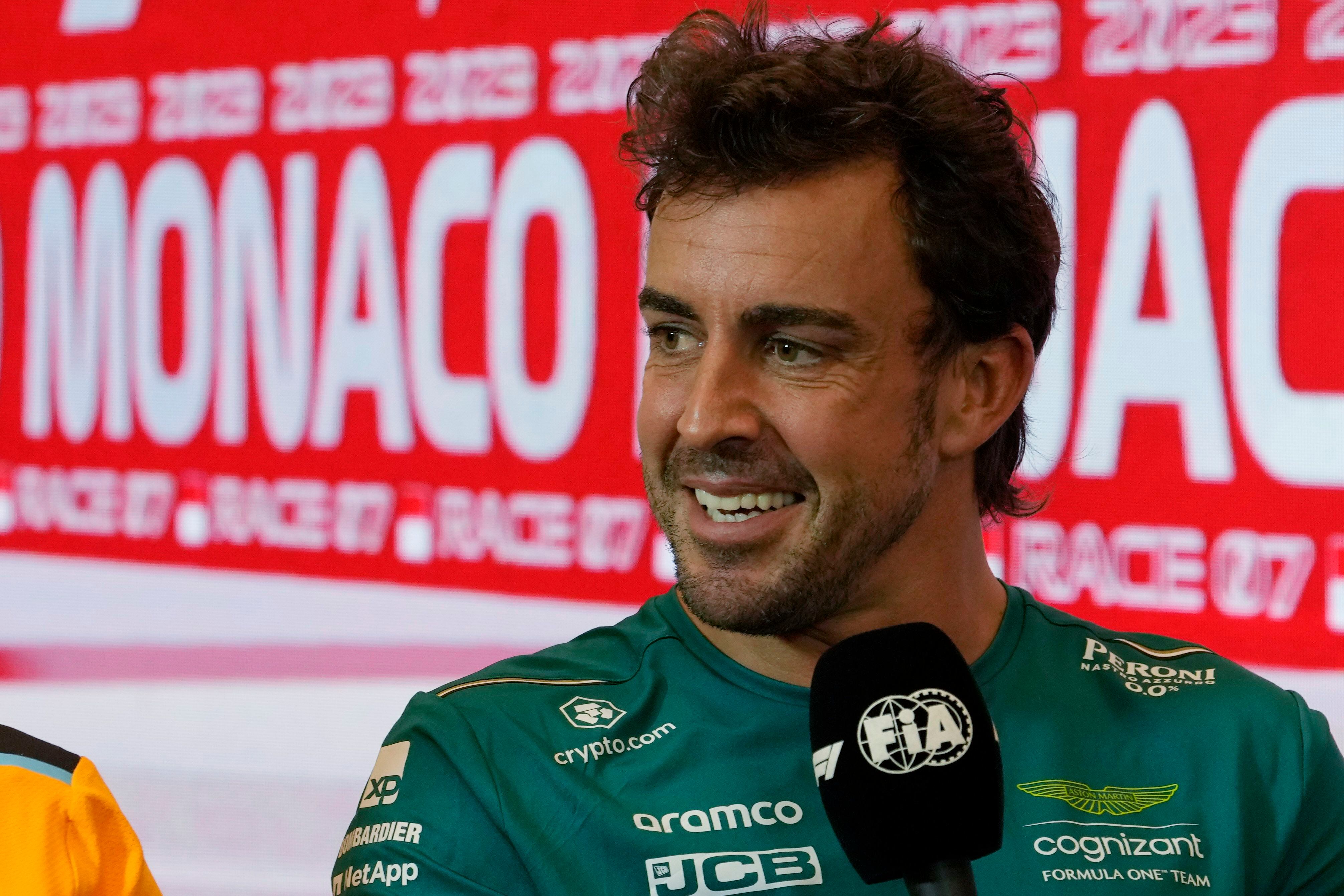 El piloto de Aston Martin Fernando Alonso en conferencia de prensa el jueves 25 de mayo del 2023 antes del Gran Premio de Mónaco de la Fórmula Uno. (AP Foto/Luca Bruno)