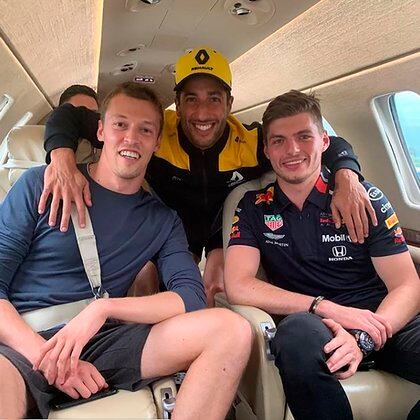 Daniil Kvyat, Daniel Ricciardo y Max Verstappen en un jet privado. La foto es de julio de 2019 (IG: maxverstappen1).