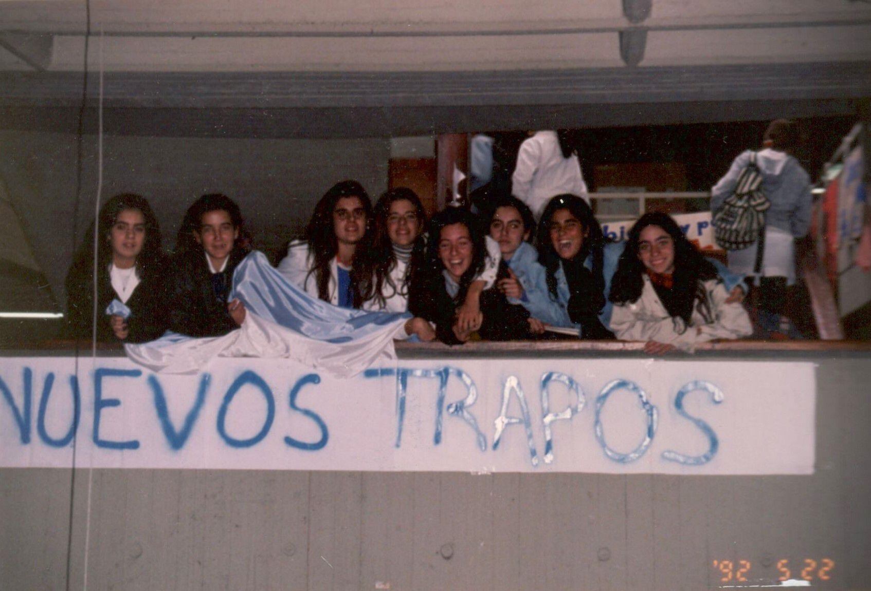 Paula, la cuarta desde la izquierda, junta a sus compañeras en la agrupación estudiantil Nuevos trapos allá por los tempranos 90 