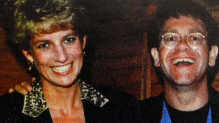 El músico nacido en Middlesex, quien también fue amigo cercano de la princesa Diana, contó una historia que la involucra: los actores Richard y Sylvester Stalon pelearon por ella en una fiesta. En 1997, reescribió su canción “Candle in the Wind” por la muerte de su amiga. (Shutterstock)