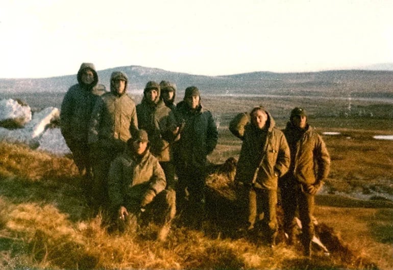 Junto a parte de sus soldados, en la posición de bloqueo de Monte Challenger, a fines de mayo