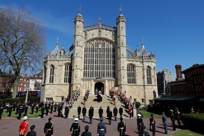 La llegada del cajón del Duque de Edimburgo a los pies de St. George's Chapel