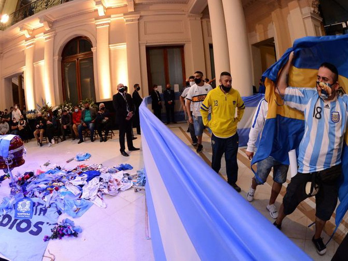 Hay que estar". Amor por Maradona supera el temor al COVID-19 en Argentina  - Infobae