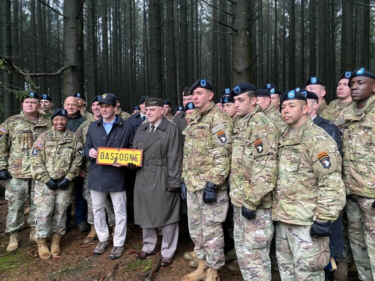 Esper junto al general Mark Milley y soldados estadounidenses destinados en Europa, sostienen un cartel con el nombre de Bastogne, uno de los pueblos donde se concentraron los combates en 1944 (Reuters)