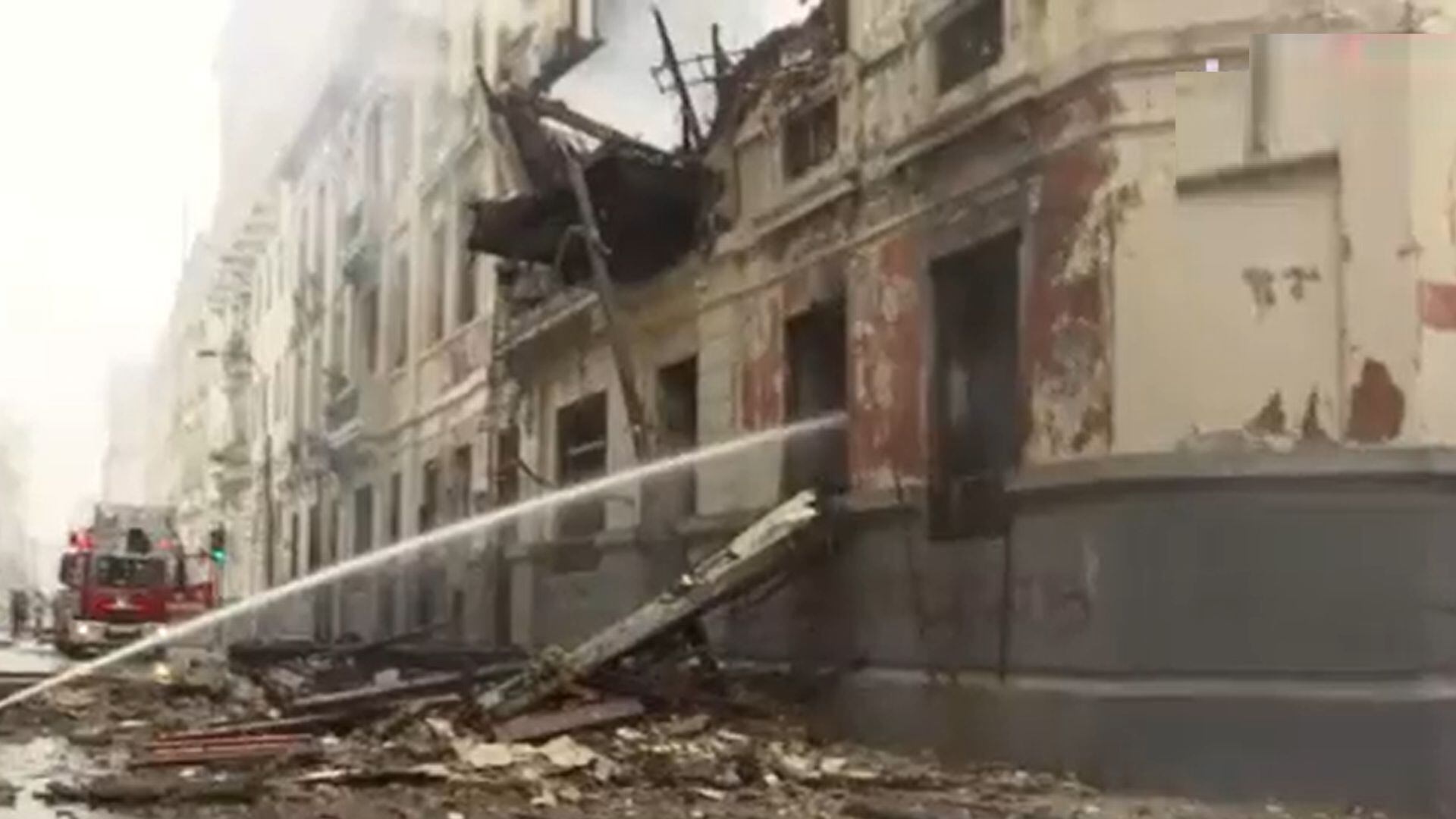 Así quedo la casona destruida por el incendio cerca a la Plaza San Martin en el Centro de Lima.